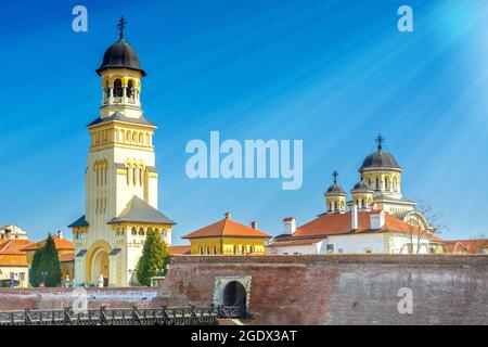 Alba Iulia Stadt in Siebenbürgen, Rumänien, Stadtbild mit orthoox und katholischen Kathedralentürmen Stockfoto