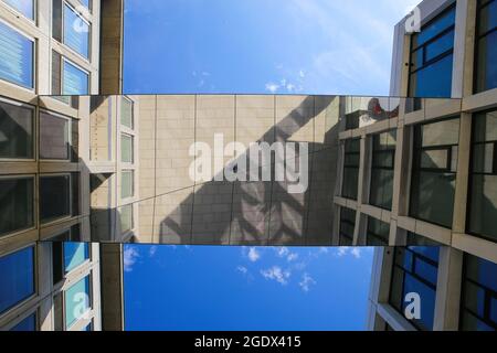 Arnhem (Provinzhaus), Niederlande - Juli 9. 2021: Niedriger Winkel auf Metallglassteg zwischen zwei Bürogebäuden mit Spiegelung der Straße A Stockfoto