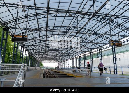 Ukraine, Kiew - 3. August 2021: Leerer Bahnhof Ukrzaliznyzsia im Flughafen Boryspil. Bahnhof. Ukrainische Reisen. Ohne Menschen Stockfoto