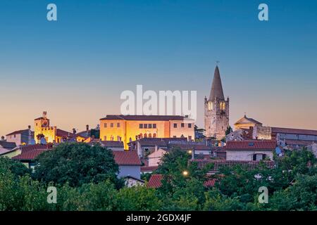Valle/Bale Altstadt in Istrien, Kroatien in der Abenddämmerung Stockfoto