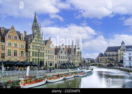 Gent, Belgien - Graslei im historischen Stadtzentrum von Gent mit dem Fluss Leie, Ostflandern, Stockfoto