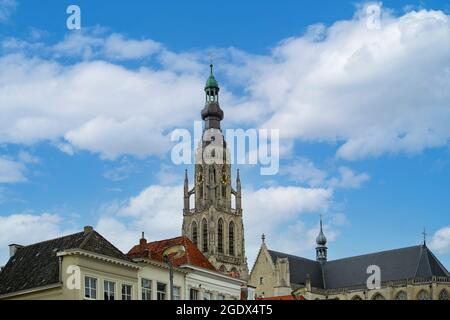 Breda, Nordbrabant, Niederlande - Grote Kerk oder Onze-Lieve-Vrouwekerk (Liebfrauenkirche) wichtiges Denkmal und Wahrzeichen, das in der Brabantine errichtet wurde Stockfoto