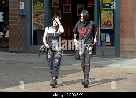 Goth-Paar, ganz in Schwarz, in der Stadt Stockfoto