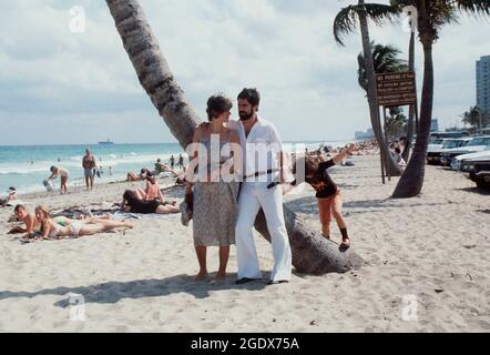 BILD DER DATEI: 15. August 2021. Fußballlegende Gerd Müller ist im Alter von 75 Jahren gestorben. Fußballlegende Gerd MÜLLER starb im Alter von 75 Jahren. Archivfoto; Fußball, Gerd Müller, FC Bayern München, privat, Mit seiner Frau Uschi und Tochter Nicole am Strand des Atlantiks, QF Â Quelle: dpa picture Alliance/Alamy Live News Stockfoto