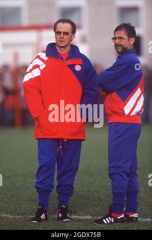 BILD DER DATEI: 15. August 2021. Fußballlegende Gerd Müller ist im Alter von 75 Jahren gestorben. Fußballlegende Gerd MÜLLER starb im Alter von 75 Jahren. Archivfoto; Franz BECKENBAUER, Deutschland, Fußball, hier als Trainer des FC Bayern München, beim Training mit Supervisor Gerd MÜLLER, Hochformat, 04.02.1994. Quelle: dpa picture Alliance/Alamy Live News Stockfoto