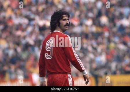 BILD DER DATEI: 15. August 2021. Fußballlegende Gerd Müller ist im Alter von 75 Jahren gestorben. Fußballlegende Gerd MÜLLER starb im Alter von 75 Jahren. Archivfoto; Gerd MÜLLER, Muller, Deutschland, Fußballspieler, FC Bayern München, München, Halbfigur, Halbfigur, Landschaftsformat, Rückansicht, schaut über die Schulter, Datum des Fotos war um 1975, Quelle: dpa picture Alliance/Alamy Live News Stockfoto