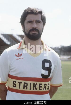 BILD DER DATEI: 15. August 2021. Fußballlegende Gerd Müller ist im Alter von 75 Jahren gestorben. Fußballlegende Gerd MÜLLER starb im Alter von 75 Jahren. Archivfoto; Gerd MÜLLER, Deutschland, Fußball, Fort Lauderdales Striker, Halblanges Porträt, schaut in die Kamera, HF Â Credit: dpa picture Alliance/Alamy Live News Stockfoto