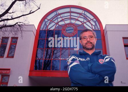 BILD DER DATEI: 15. August 2021. Fußballlegende Gerd Müller ist im Alter von 75 Jahren gestorben. Fußballlegende Gerd MÜLLER starb im Alter von 75 Jahren. Archivfoto; Gerd MÜLLER, FC Bayern München, vor dem Büro des FC Bayern München. â Credit: dpa picture Alliance/Alamy Live News Stockfoto