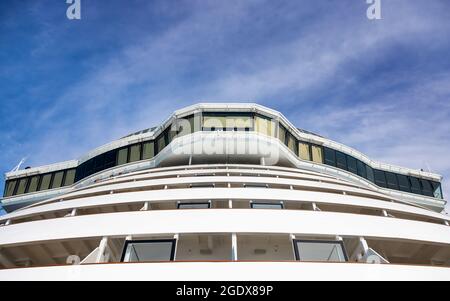 Südküste, Großbritannien - 3. August 2021: Die Brücke und die vorderen Balkone von Großbritanniens größtem Kreuzschiff, der Iona. Im Besitz von Carnival UK und Segeln für die Stockfoto