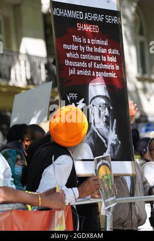 Mitglieder der Sikh-Gemeinschaft vor der indischen Hohen Kommission im India House, London, während einer Solidaritätsdemonstration mit Bauern, die auf den Straßen von Delhi zum indischen Unabhängigkeitstag protestierten. Bilddatum: Sonntag, 15. August 2021. Stockfoto