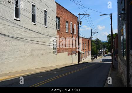 Oak Street in der Nähe der Innenstadt von Mount Airy, North Carolina Stockfoto