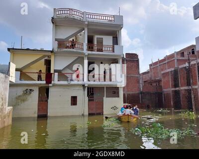 Prayagraj, Indien. August 2021. Arbeiter der Samajwadi-Partei stellen den Flutopfer im Bezirk Prayagraj, Uttar Pradesh, Hilfsmaterial (Nahrungsmittel) zur Verfügung. Ganga und Yamuna über der Gefahrenzone stehen Menschen vor Schwierigkeiten, Nahrung und Trinkwasser zu bekommen. (Foto: Shashi Sharma/Pacific Press) Quelle: Pacific Press Media Production Corp./Alamy Live News Stockfoto