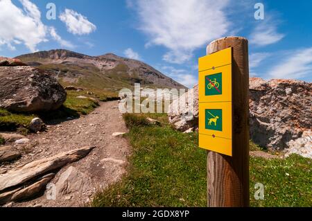 Schild zum Schutz der alpinen Natur im Nationalpark La Vanoise: Kein Mountainbiken, Hunde an der Leine halten Stockfoto