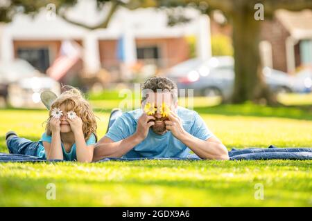 Elternschaft und Vaterschaft. Vatertag. Glücklicher Vater und Sohn, der Spaß im Park hat. Familie Stockfoto