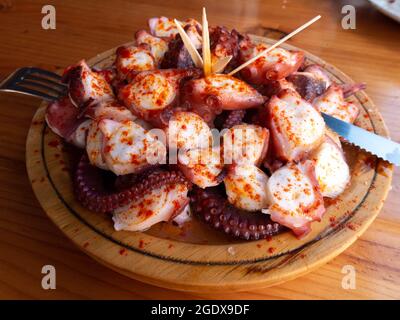 Polbo a feira bedeutet fair-style Oktopus in gallego oder pulpo a la gallega in Spanisch bedeutet galizisch-Stil Oktopus ein traditionelles galizisches Gericht Stockfoto