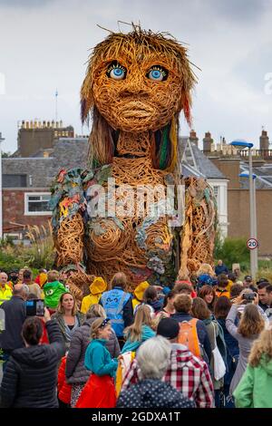 North Berwick, Schottland, Großbritannien. August 2021. Die Riesenpuppe Storm spaziert entlang der Küste von North Berwick im Rahmen des Fringe by the Sea Festivals in der Stadt. Sturm ist ein Theaterereignis im Freien zum schottischen Jahr der Küsten und Gewässer 20/21. Iain Masterton/Alamy Live News. Stockfoto