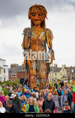 North Berwick, Schottland, Großbritannien. August 2021. Die Riesenpuppe Storm spaziert entlang der Küste von North Berwick im Rahmen des Fringe by the Sea Festivals in der Stadt. Sturm ist ein Theaterereignis im Freien zum schottischen Jahr der Küsten und Gewässer 20/21. Iain Masterton/Alamy Live News. Stockfoto