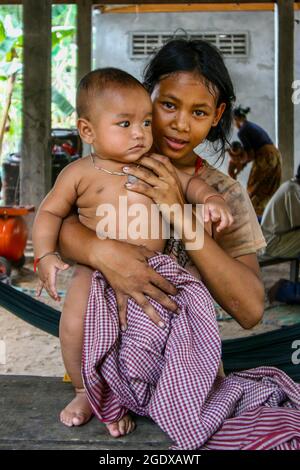 15. August 2021-Siem Reap, Kambodscha-in diese Fotos sind Dateifotos. Mon und Sohn verbringen eine Pause im Schatten in der Nähe des Dorfes in Siem Reap, Kambodscha. Kambodscha begann am Donnerstag, im Rahmen einer erneuten öffentlichen Gesundheitsförderung Impfstoffaufstossungen gegen Coronaviren anzubieten, nachdem es mehr als die Hälfte der Bevölkerung geimpft hatte. Stockfoto
