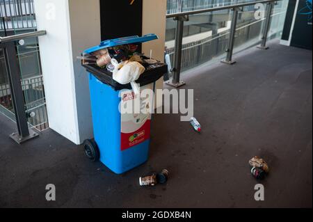 14.09.2018, Sydney, New South Wales, Australien - Müll liegt auf dem Parkplatz am Flughafen um einen überströmenden Abfallbehälter verteilt. Stockfoto