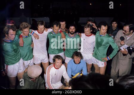 Fileboto vom 12-05-1976 von Bayern München Pose mit der Europameisterschaft nach ihrem 1-0-Sieg: (Hintere Reihe, l-r) Uli Hoeness, Karl-Heinz Rummenigge, Udo Horsmann, Franz Roth, Gerd Muller, Bernd Durnberger, Franz Beckenbauer; (erste Reihe, l-r) Johnny Hansen, Sepp Maier Ausgabedatum: Sonntag, 15. August 2021. Stockfoto