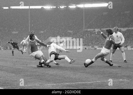 Aktenfoto vom 29-04-1972 von Gerd Muller (l) und Paul Breitner (r) aus der Bundesrepublik blockieren den englischen Colin Bell (c), wie Francis Lee (ganz rechts) sieht. Westdeutschland gewann das Spiel mit 3:1. Ausgabedatum: Sonntag, 15. August 2021. Stockfoto