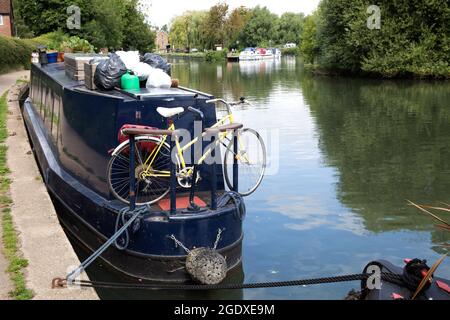 Fahren Sie mit dem Narrowboat, das zum Towpath River Lea Stanstead Lock Stanstead Abbotts festgemacht ist Stockfoto