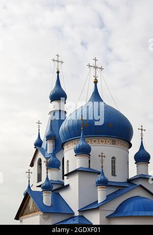 Blaue Kuppeln der russisch-orthodoxen Kirche vor dem Hintergrund des wolkigen Himmels. Kuppeln der Geburtskirche in St. Petersburg, Russland Stockfoto