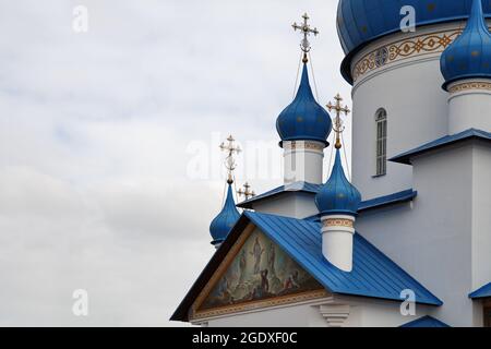 Orthodoxe Kirche, Fragment der Architektur. Der Text übersetzt als 'Verklärung des Herrn' den Namen der Ikone auf dem Giebel. Kirche der Na Stockfoto