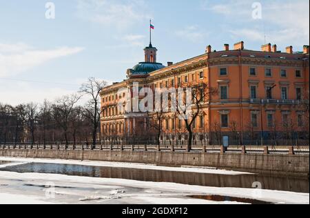 St. Michael's Castle (auch das Mikhailovsky Castle oder das Ingenieursschloss) Blick vom Ufer des Fontanka River im frühen Frühjahr. Saint-Pet Stockfoto