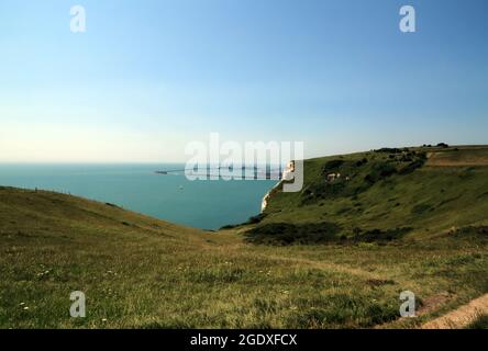 Blick auf den Hafen von Dover von den White Cliffs über die Langdon Bay von Fan Point, St. Margaret's Bay, Dover, Kent, England, Vereinigtes Königreich Stockfoto
