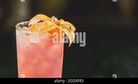Frische Sommer Softdrink Dame Mocktail gießen in Glas Dekoration mit Blume Stockfoto