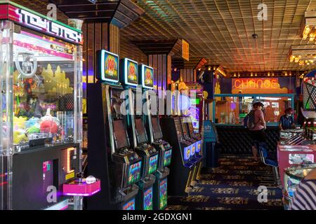 08-12-2021 Portsmouth, Hampshire, UK Arcade-Spiele und Spielautomaten in einer Spielhalle mit Neao-Lichtern Stockfoto