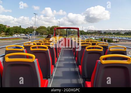 Im Oberdeck eines offenen Busses mit Fahrgast Stockfoto