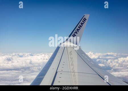 Flügel des Ryanair-Flugzeugs während des Fluges Stockfoto