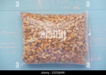 Cashewnüsse in Plastiktüte auf dem Tisch Stockfoto