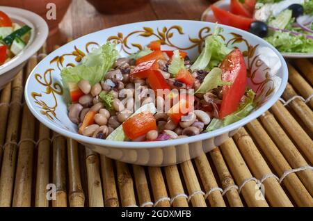 nigerafrikanischer Salat mit schwarzen Augen, Erbsenbohnen. Stockfoto