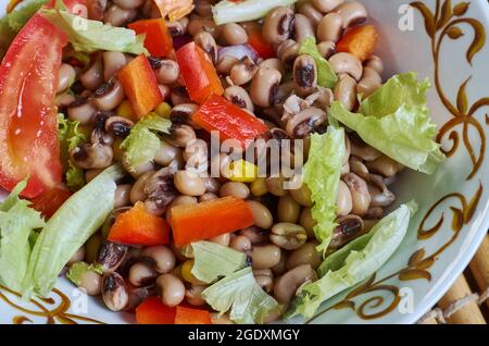 nigerafrikanischer Salat mit schwarzen Augen, Erbsenbohnen. Stockfoto