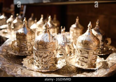 Silberfarbenes traditionelles Teeset aus dem Nahen Osten Stockfoto