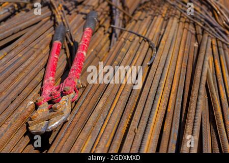 Große Zangen oder Haarschneider zum Schneiden von Draht- oder Stahlstangen. Bauwerkzeug auf einer Baustelle Stockfoto