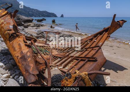 Rostige Überreste eines Schiffswracks an einem Ufer in der Stadt Agios Gordios auf einer griechischen Insel Korfu Stockfoto