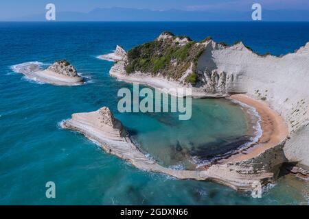 Luftaufnahme von Akra Drastis - Kap Drastis, nordwestlichster Punkt der Insel Korfu, Ionische Insel in Griechenland Stockfoto