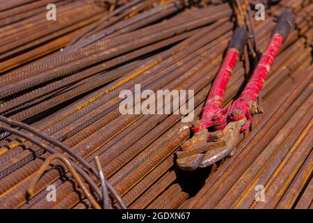 Große Zangen oder Haarschneider zum Schneiden von Draht- oder Stahlstangen. Bauwerkzeug auf einer Baustelle Stockfoto