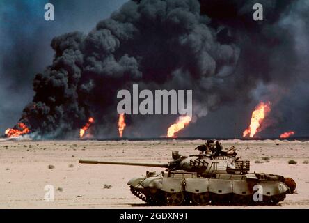 KUWAIT - Februar / März 1991 - ein verlassene russische T-62-Panzer in der Wüste vor brennenden Ölquellen wurden Bilder wie diese zur Ikone Stockfoto