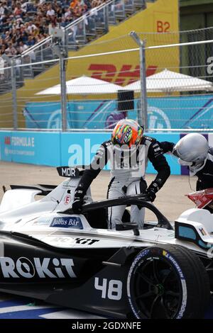 Berlin, Allemagne. 15. Aug, 2021. Absturz beim Start des Rennunfalls durant le départ de course between MORTARA Edoardo (SWI), ROKIT Venturi Racing, Mercedes-Benz EQ Silver Arrow 02, Portrait and EVANS Mitch (nzl), Jaguar Racing, Jaguar I-Type 5, Portrait during the 2021 Berlin ePrix, 8. Treffen der Formel-E-Weltmeisterschaft 2020-21, auf dem Stadtkurs des Flughafens Tempelhof vom 14. Bis 15. August in Berlin, Deutschland - Photo Germain Hazard/DPPI Credit: DPPI Media/Alamy Live News Stockfoto