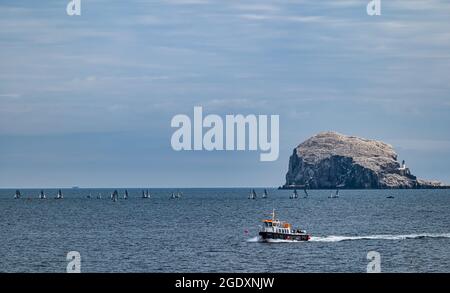 North Berwick, East Lothian, Schottland, Großbritannien, 15. August 2021. Im East Lothian Yacht Club findet diese Woche das Aspire Merlin Rocket National Championships Segelrennen statt. Dies ist die 75. Nationale Meisterschaft der Klassen. Das Touristenboot Sulla III fährt vor der Segelregatta vorbei Stockfoto