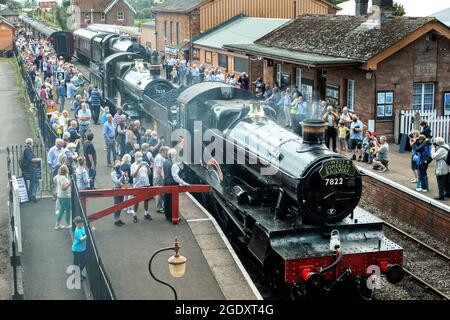 The West Somerset Steam Express 14/8/2021. Gezogen von Lok 45596 Bahamas und Manor Klasse Odney Manor und Foxcote Manor. Stockfoto