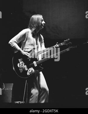 Genesis Rockband, live auf der Lamb Lies Down Tour in Manchester, England, im April 28 1975. Diese bemerkenswerte Live-Show war die letzte, in der Sänger Peter Gabriel zu sehen war. Die Fotos zeigen Peter Gabriel in seinem berüchtigten Gummianzug, seiner Lederjacke sowie Gitarrist Steve Hackett und Schlagzeuger Phil Collins. Mehr Negative gibt es aus diesem Set, aufgenommen von Simon Robinson. Stockfoto