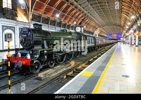 The West Somerset Steam Express 14/8/2021. Gezogen von der Lokomotive 45596 Bahamas.in Paddington Station London UK Stockfoto