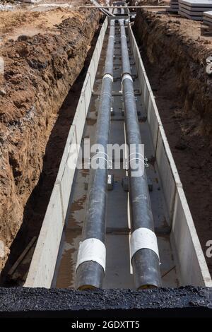 Rohrleitungsbau. Installation neuer Kunststoffrohre für Wasser. Neue Pipeline für das Gebäude. Konstruktion Stockfoto