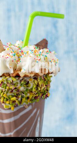 Creme- und Schokoladenmilchshake auf blauem Hintergrund Stockfoto